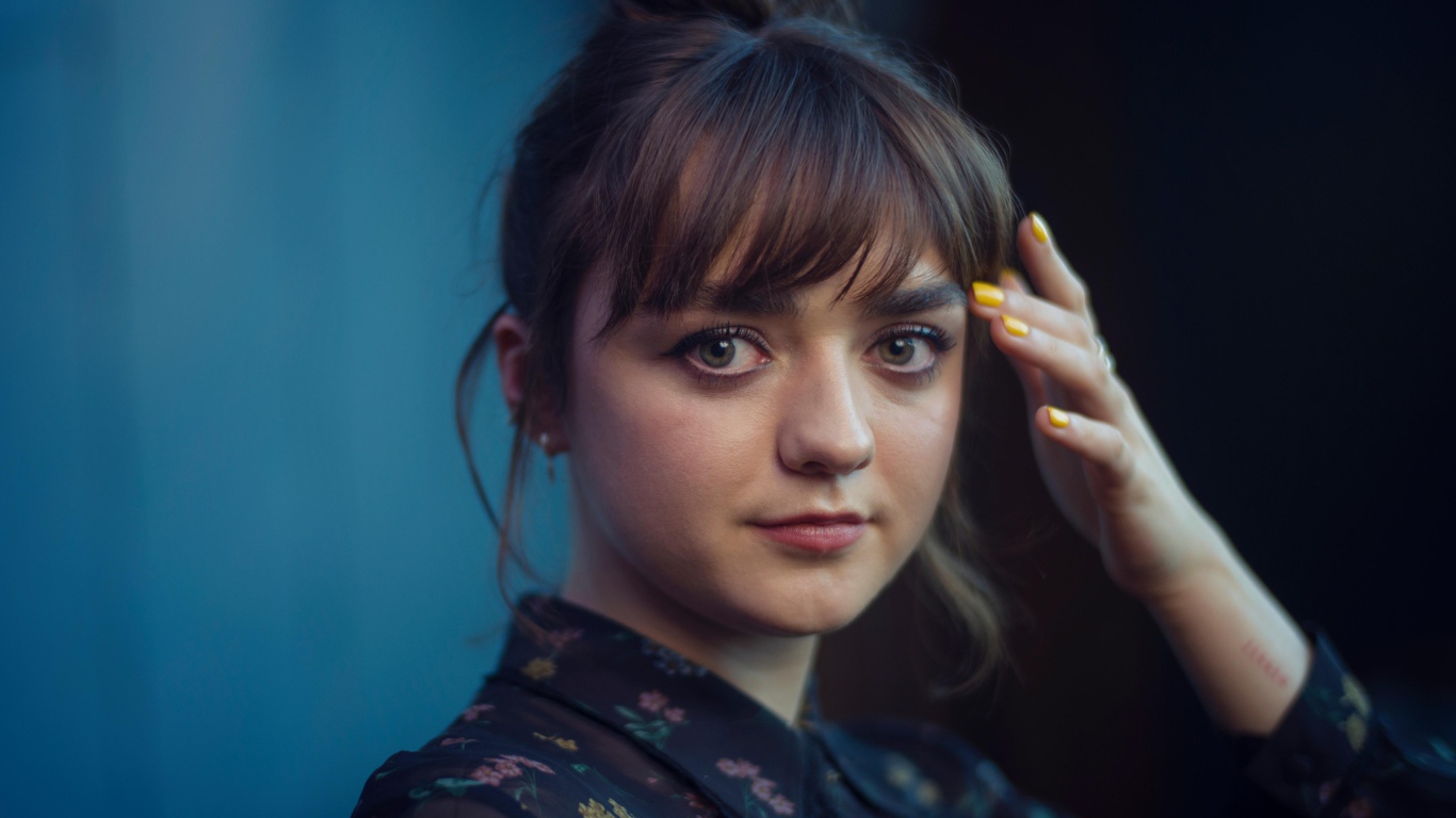 Молодая актриса Мэйси Уильямс с рукой у лица