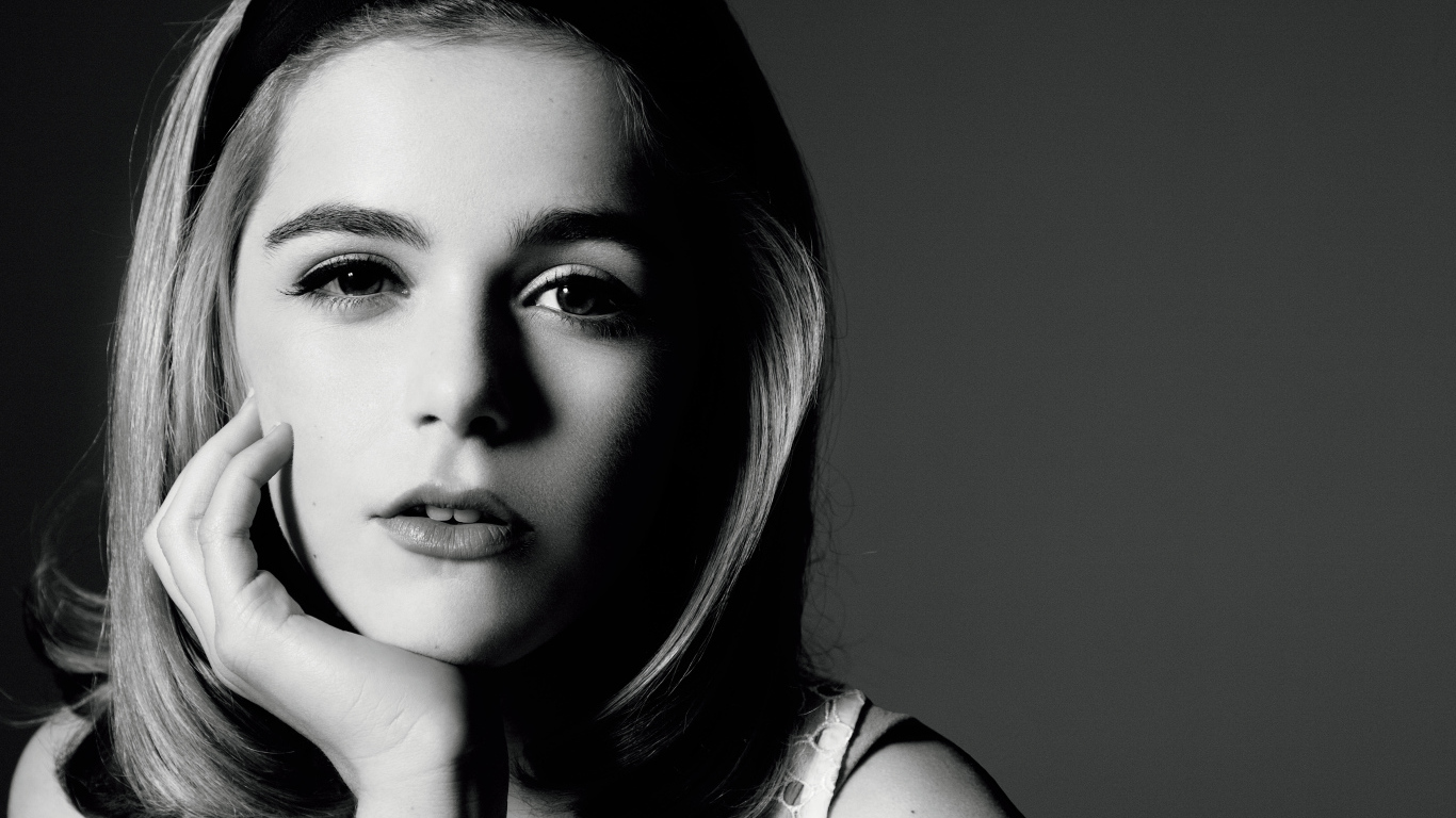 Молодая блондинка актриса Кирнан Шипка, черно-белое фоне 