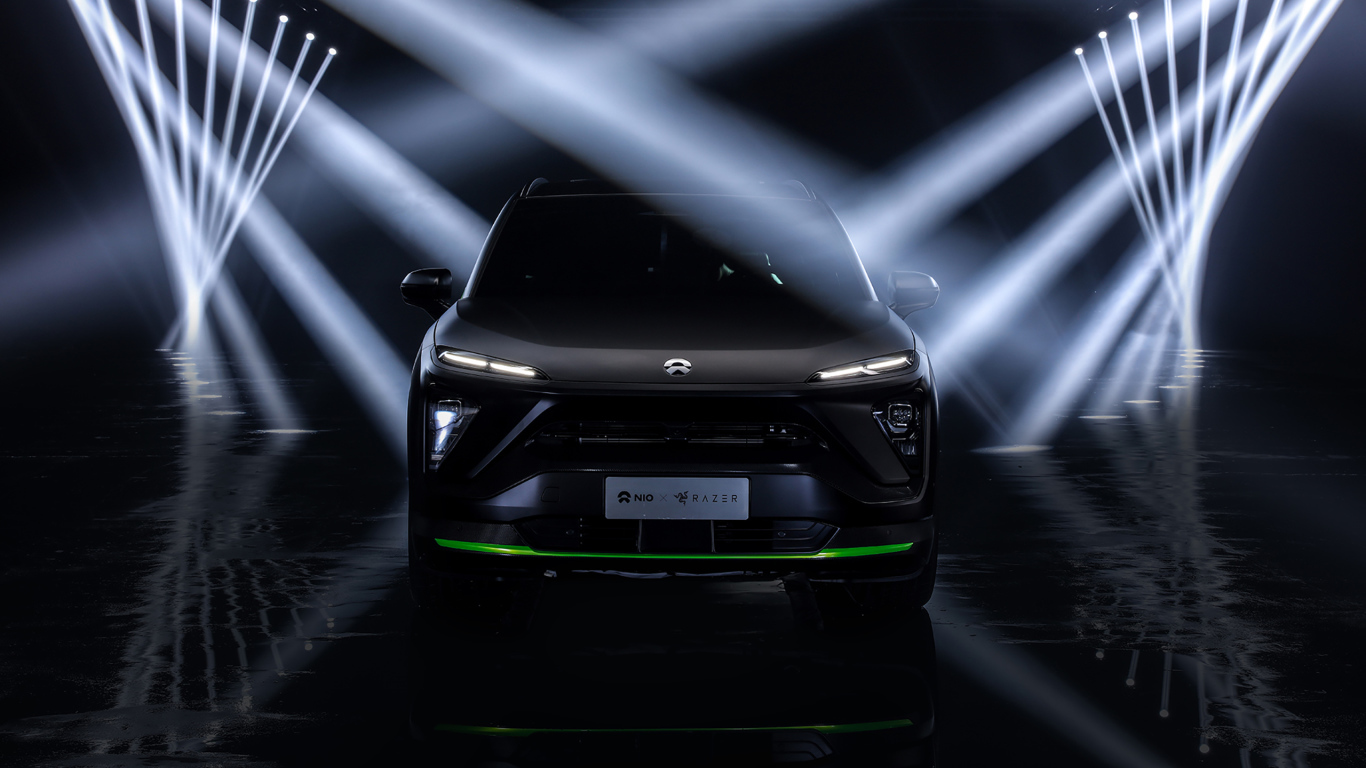 Черный автомобиль NIO ES6 Razer Edition 2019 года в лучах софитов