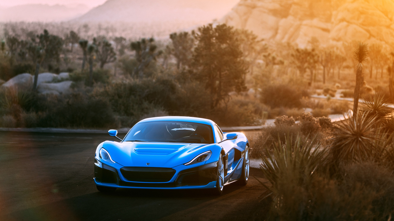 Синий спортивный автомобиль Rimac C Two California Edition вид спереди