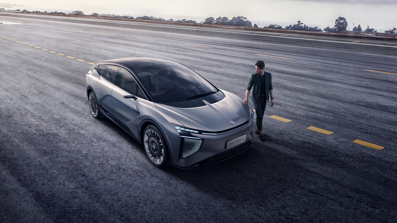 Серебристый автомобиль HiPhi 1 2020 года на дороге