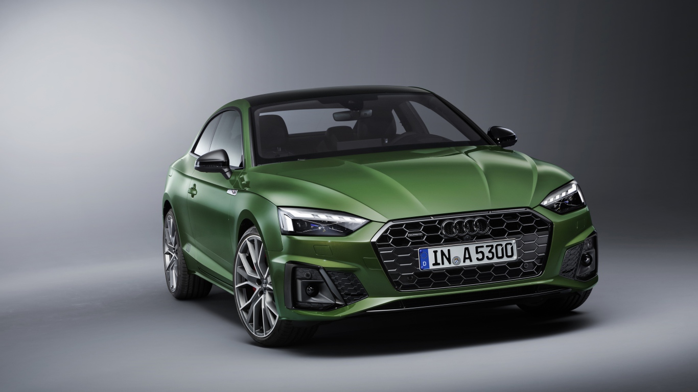 Зеленый автомобиль Audi A5 Coupe 40 TFSI Quattro S Line 2019 года на сером фоне
