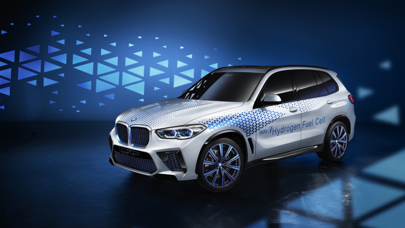 Автомобиль BMW I Hydrogen NEXT 2019  года на синем фоне