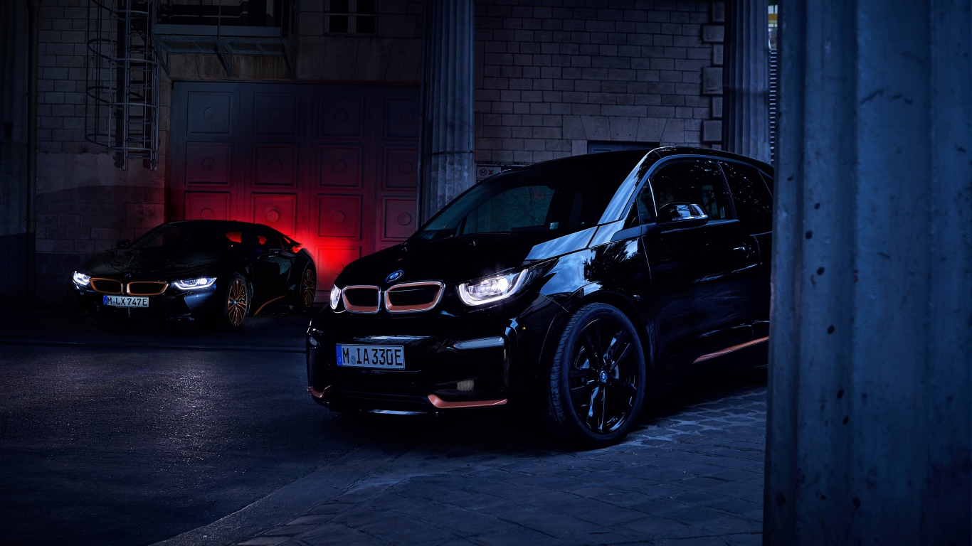 Черный автомобиль BMW I8 2019 года на улице