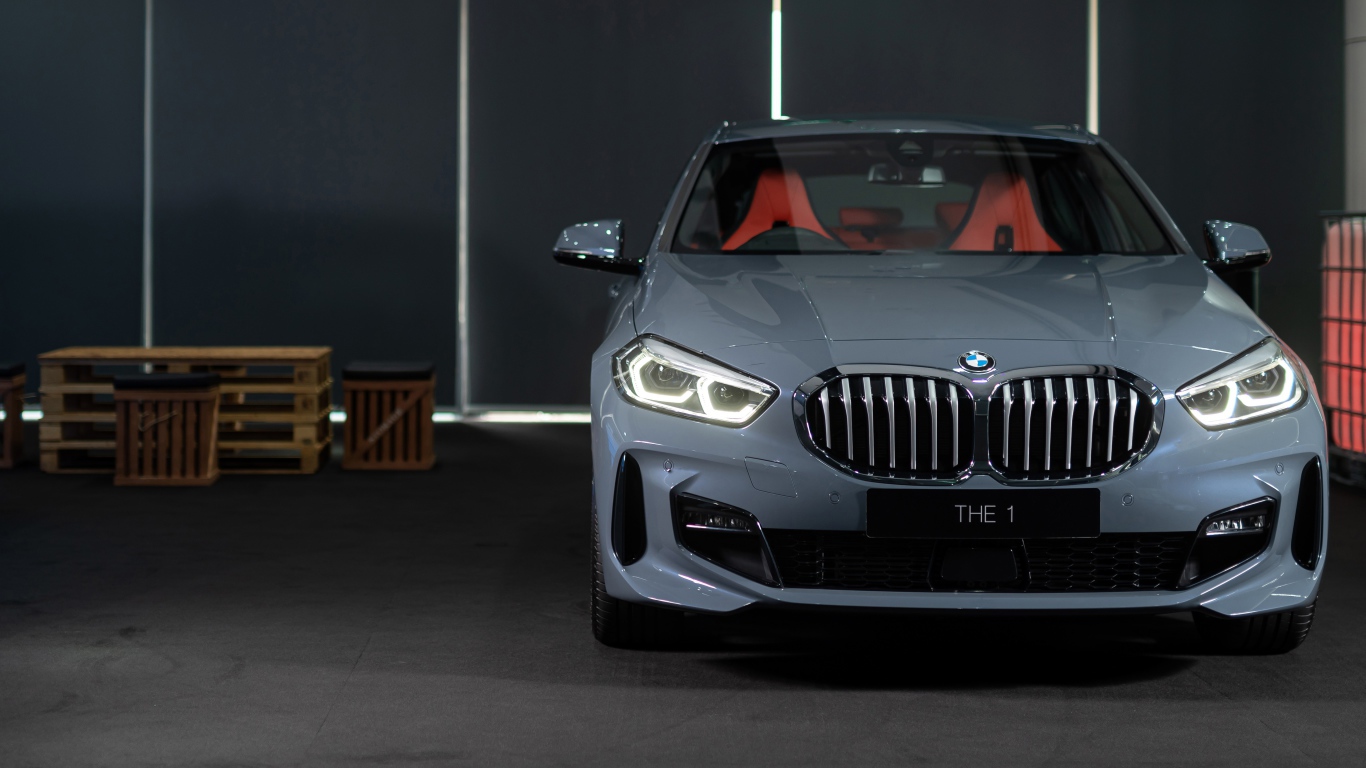 Серый автомобиль BMW 118i M Sport 2019 года в гараже
