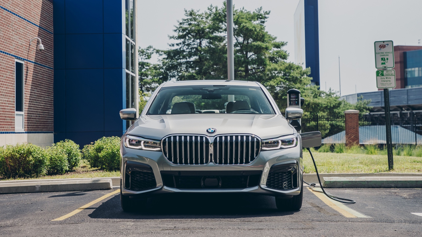 Автомобиль  BMW 745e XDrive M Sport, 2020 года на заправке