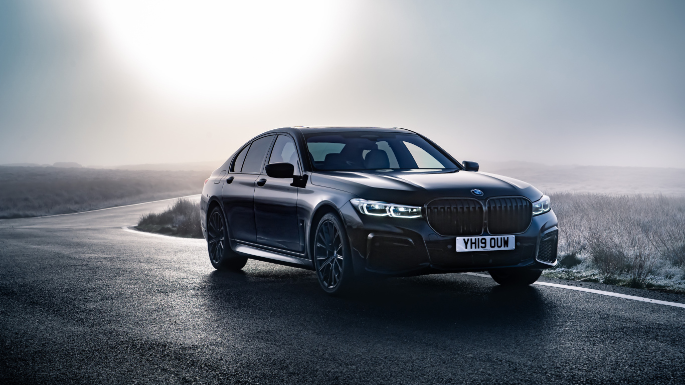 Черный автомобиль BMW 750i xDrive M Sport 2019 года на дороге 
