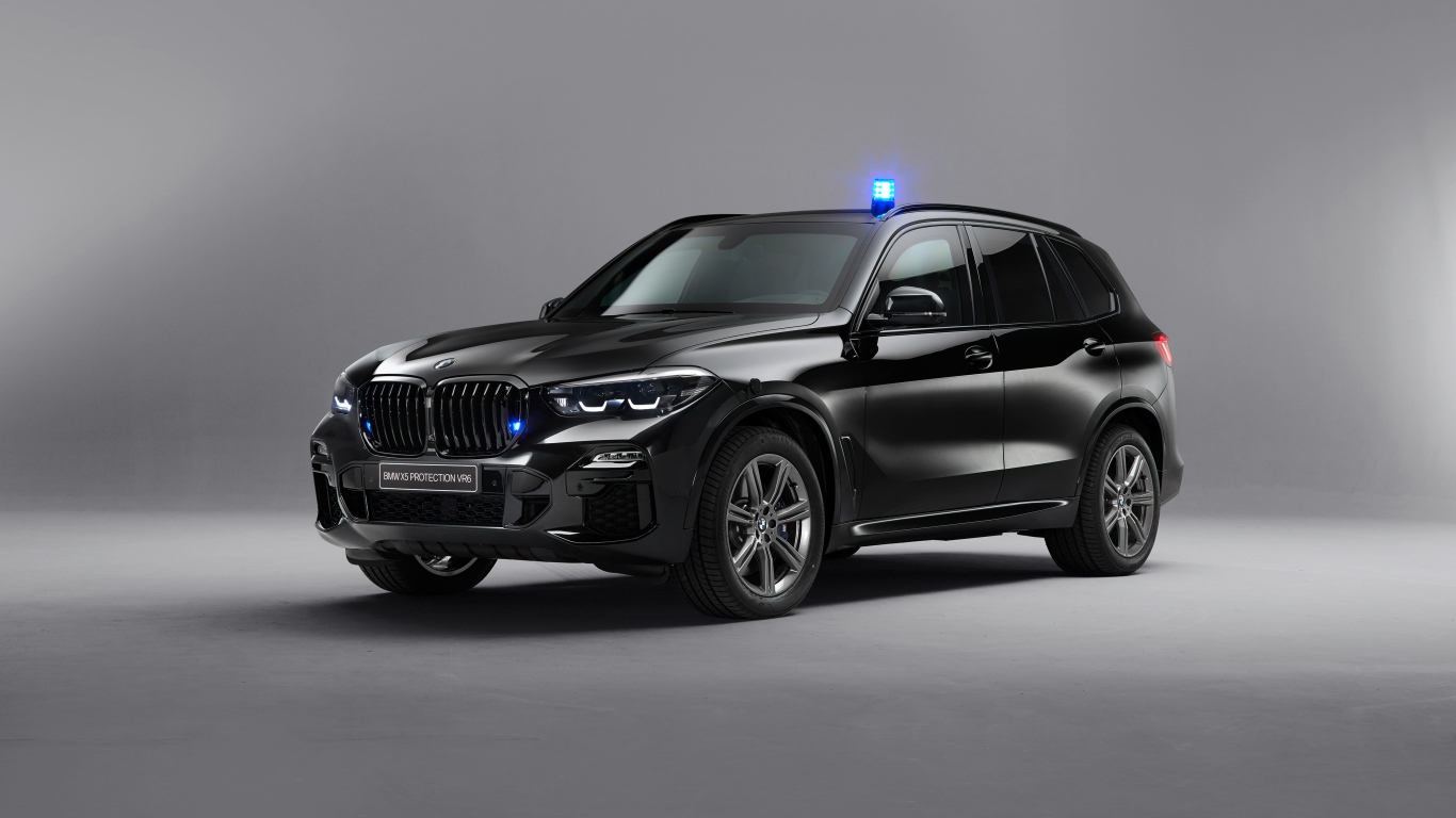 Черный автомобиль BMW X5 Protection VR6 2019 года на сером фоне