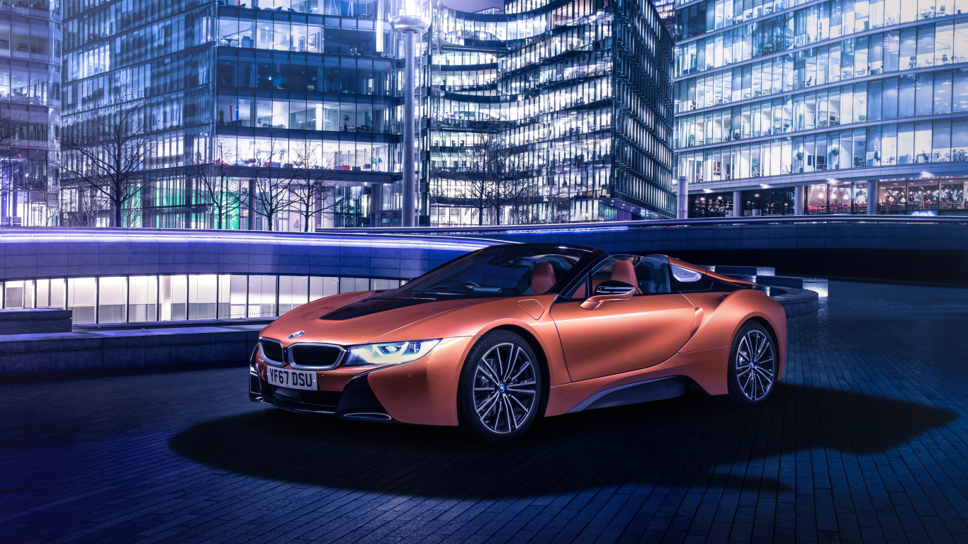 Дорогой оранжевый автомобиль BMW i8 на фоне здания