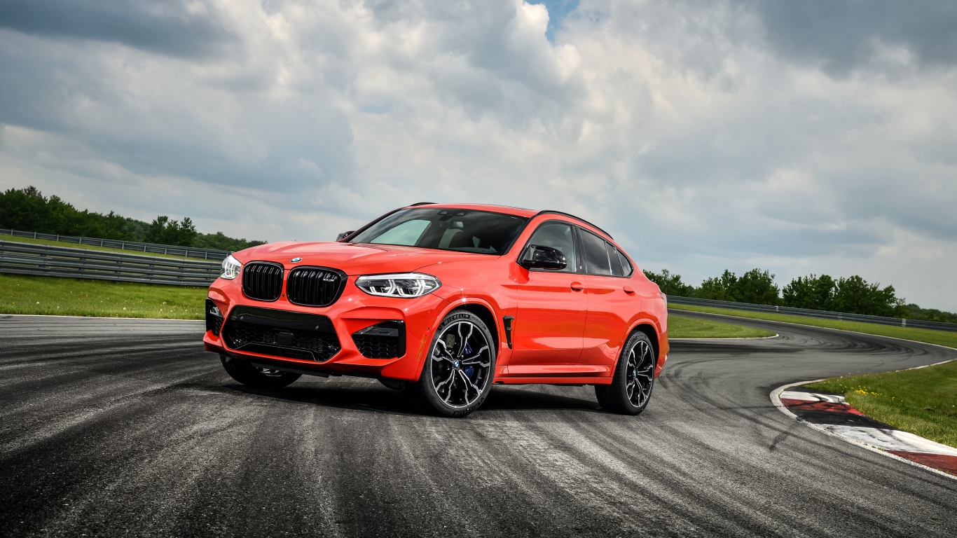 Новый автомобиль BMW X4 M Competition, 2020 года на асфальте