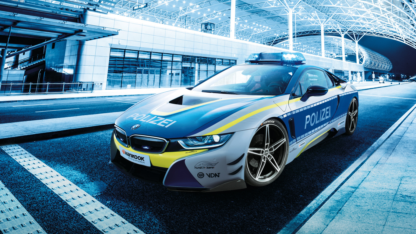 Полицейский автомобиль BMW I8, 2019 на дороге