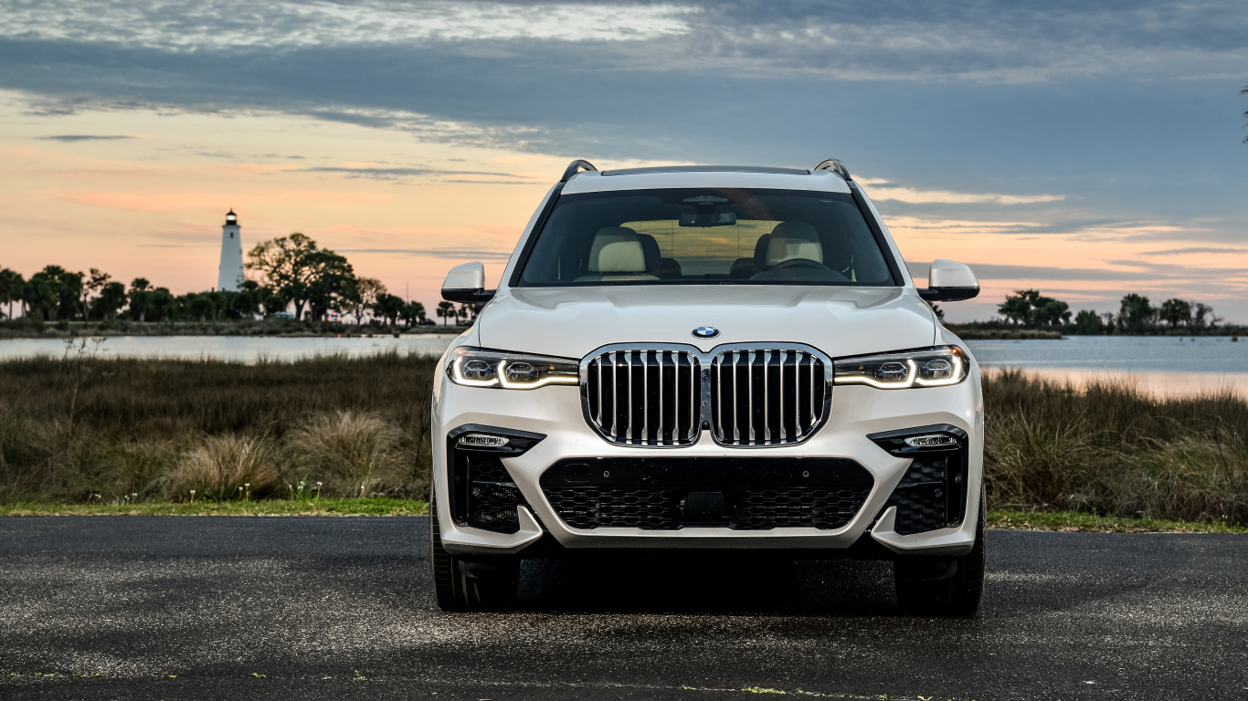 Белый внедорожник BMW X7 XDrive50i M Sport, 2020 года на фоне неба