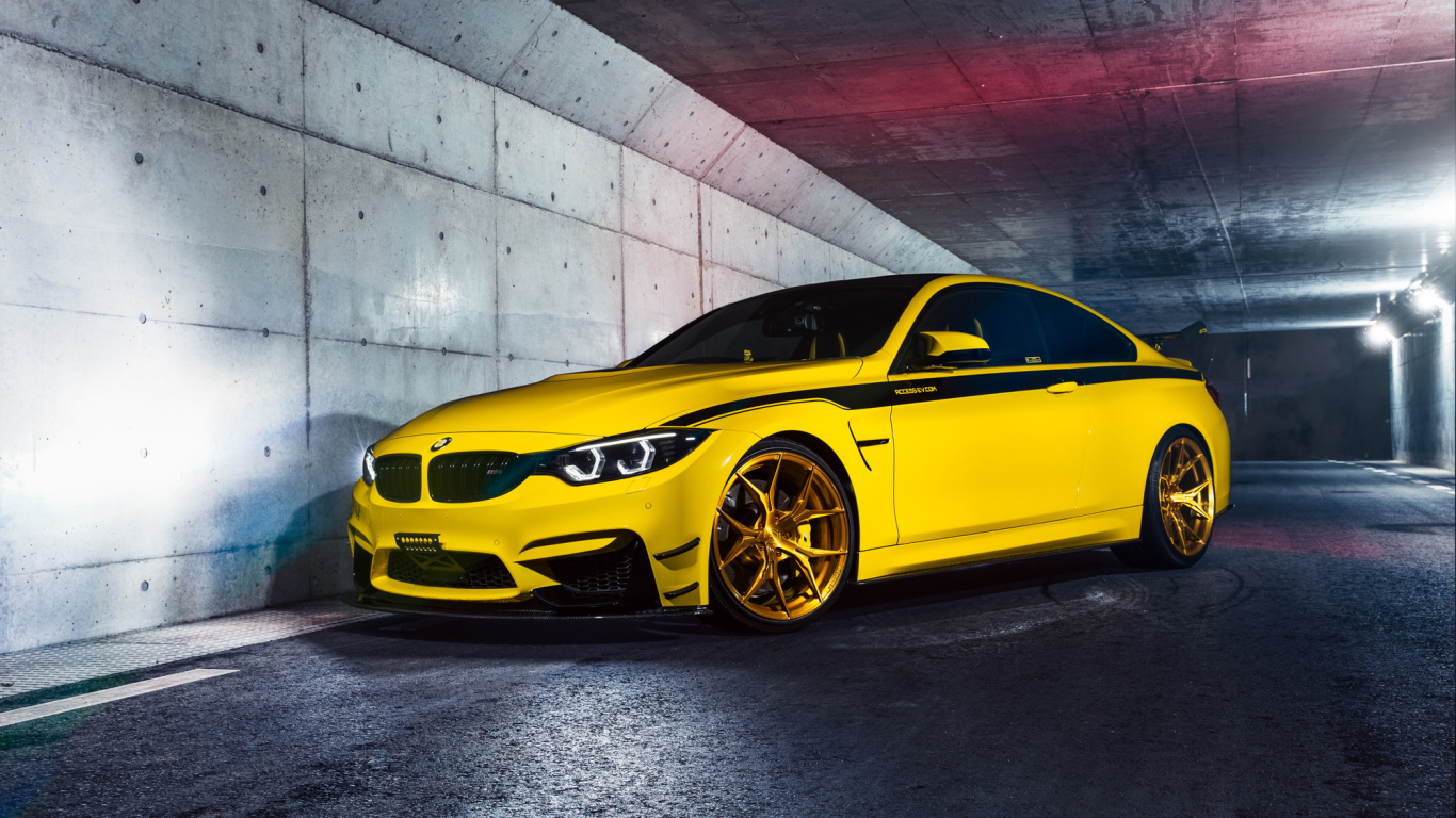 Желтый автомобиль BMW M4 в тоннеле 