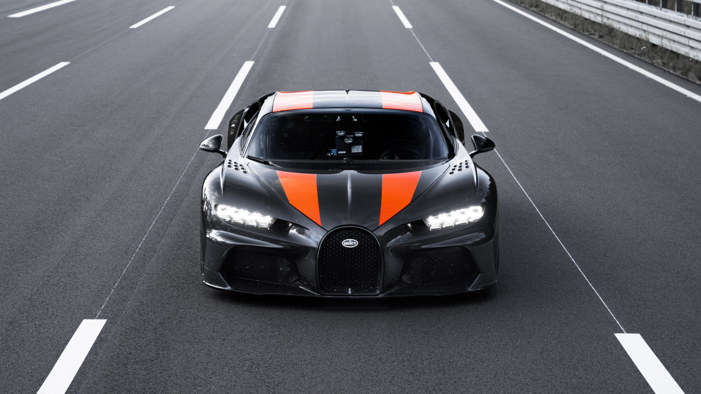 Черный Bugatti Chiron Prototype 2019 года на трассе