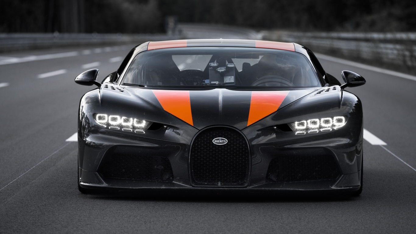 Быстрый Bugatti Chiron 2019 года на трассе