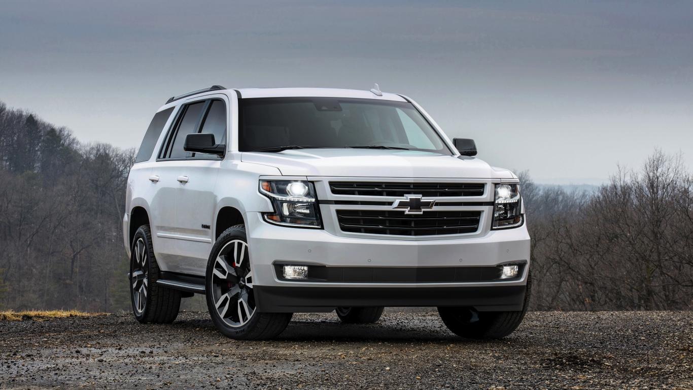 Белый внедорожник Chevrolet Tahoe