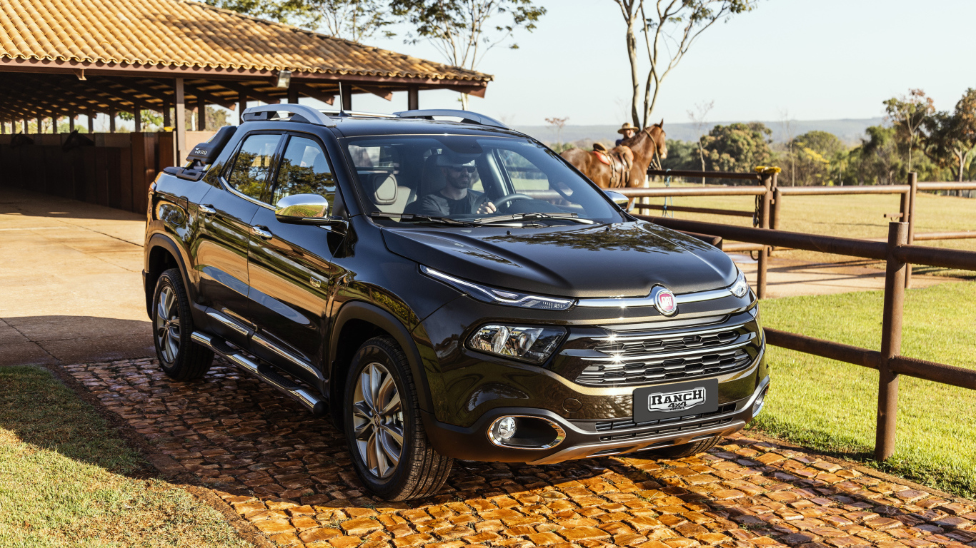 Черный пикап Fiat Toro Ranch, 2018 года на ферме