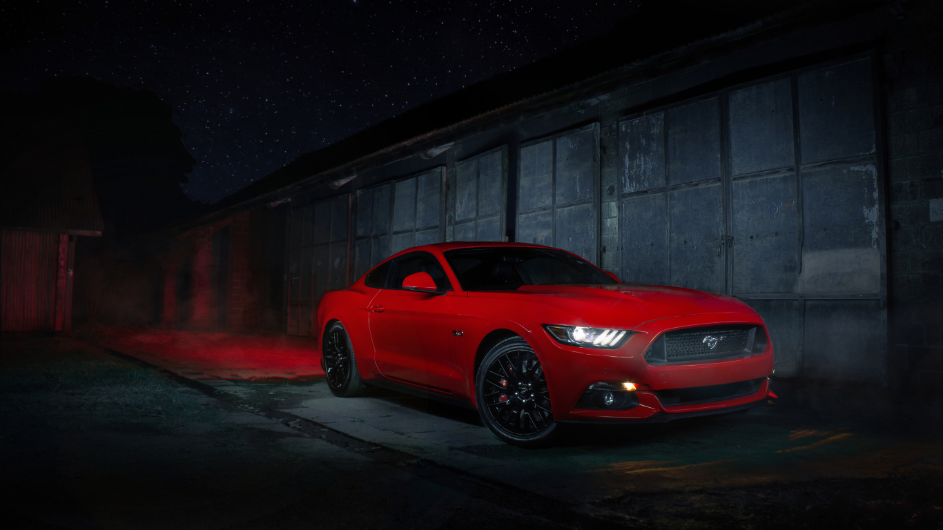 Красный Ford Mustang у стены ночью 
