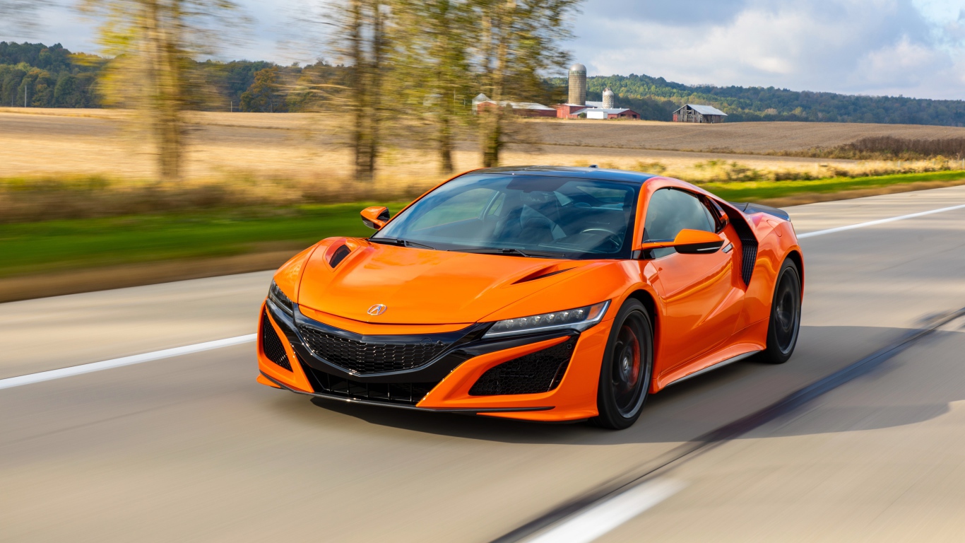 Оранжевый автомобиль Honda NSX на трассе