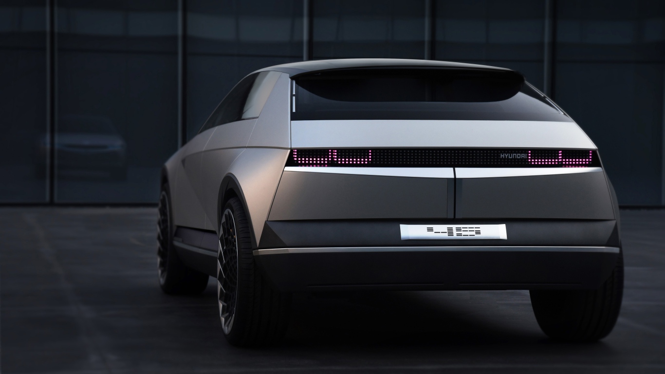 Автомобиль Hyundai 45 EV Concept 2019 года вид сзади