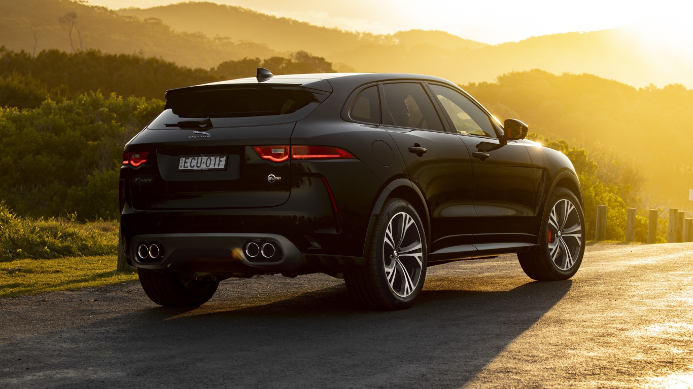 Черный стильный Jaguar F-Pace SVR 2019 года вид сзади