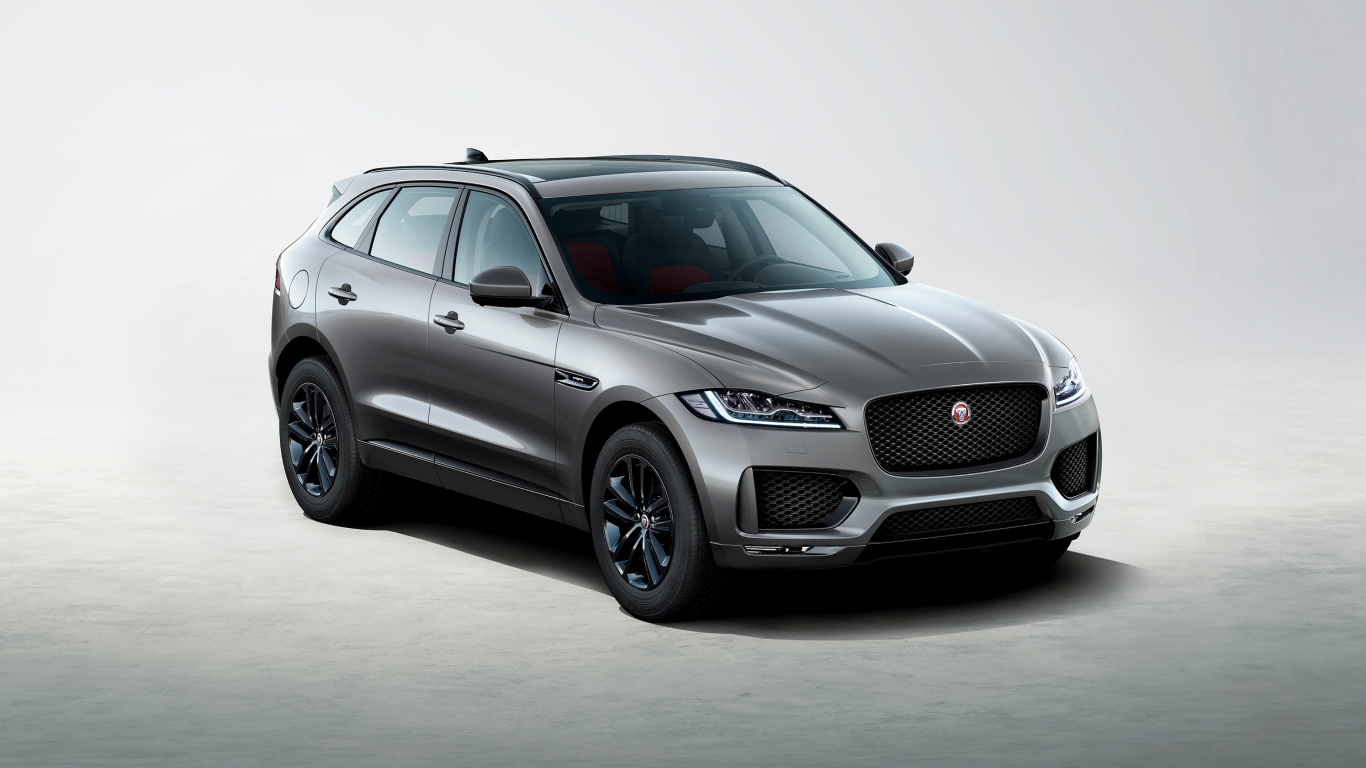 Серебристый автомобиль Jaguar F-Pace Chequered Flag 2019 года