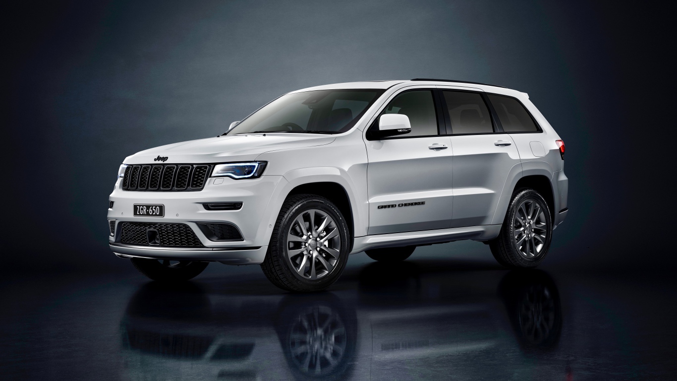 Серый внедорожник Jeep Grand Cherokee S Overland 2019 года на сером фоне
