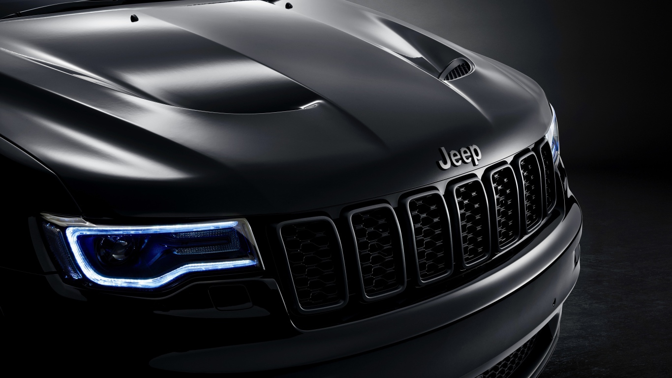 Фары и фирменный знак автомобиля Jeep Grand Cherokee S Limited 2019 года