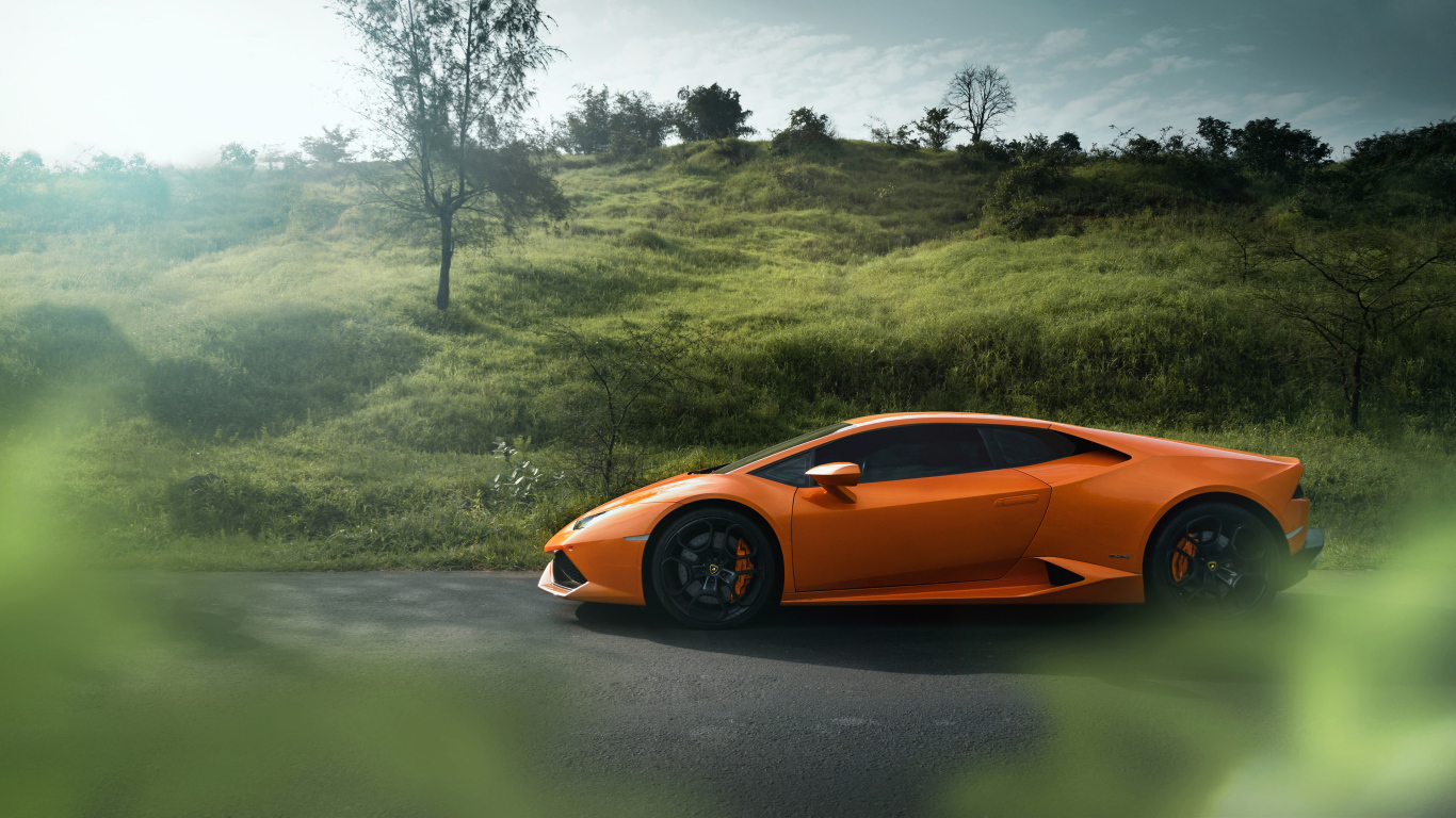 Оранжевый автомобиль Lamborghini Huracan 2019 вид сбоку