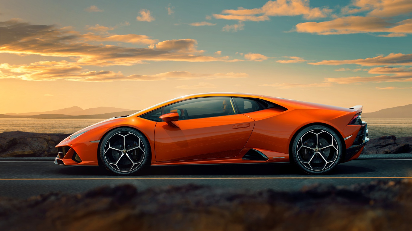 Оранжевый автомобиль Lamborghini Huracan EVO 2019 вид сбоку