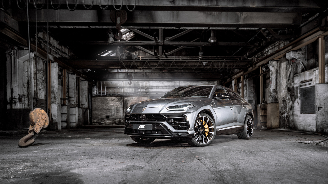 Внедорожник Lamborghini Urus,  2019 года в гараже