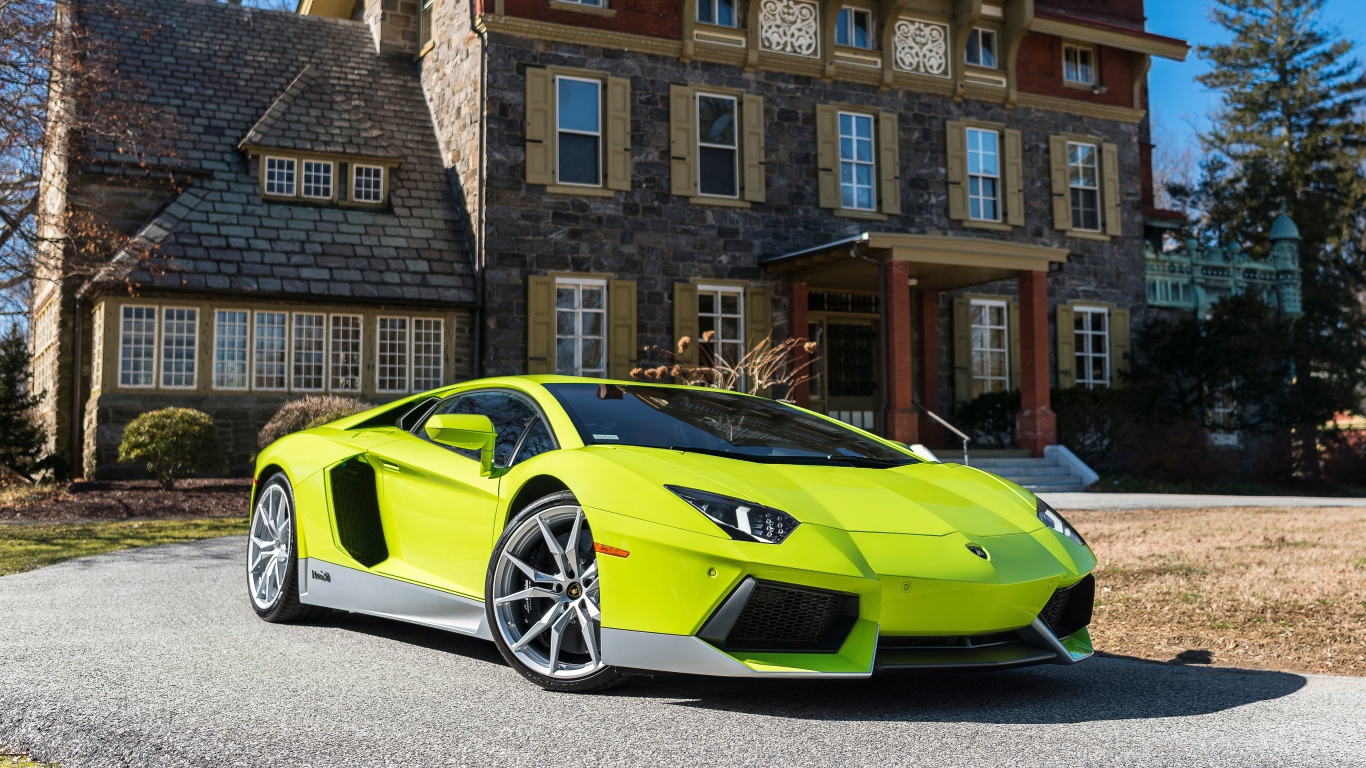 Желтый Lamborghini Aventador LP 700-4 Miura Homage на фоне дома
