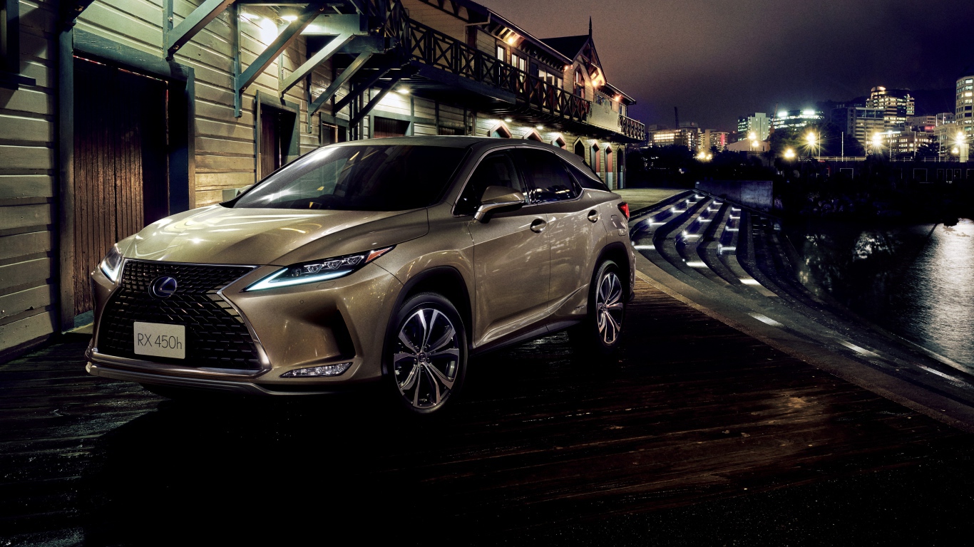 Автомобиль Lexus RX 450h 2019 года у воды