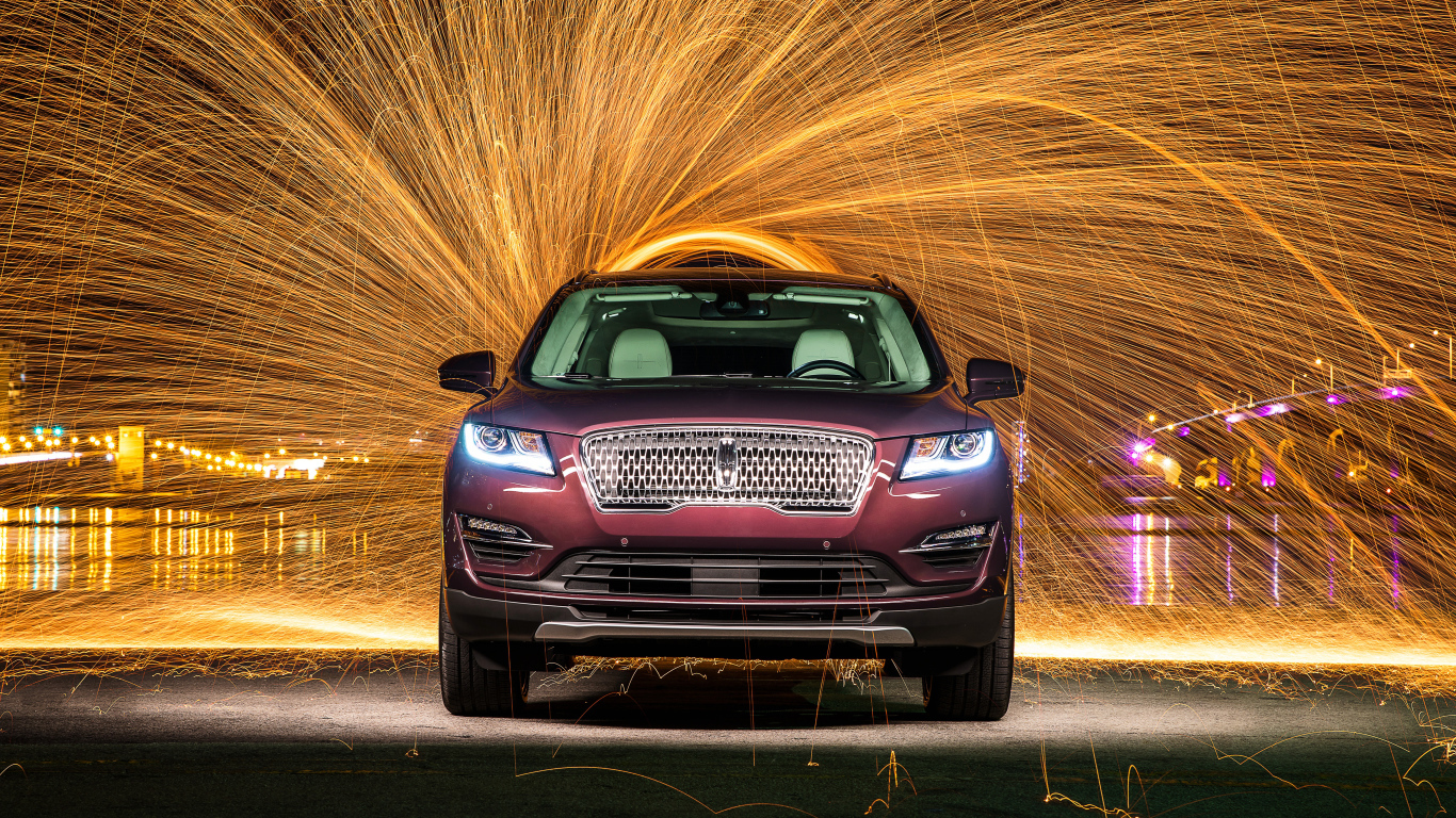 Внедорожник Lincoln MKC, 2019 года на фоне фейерверка