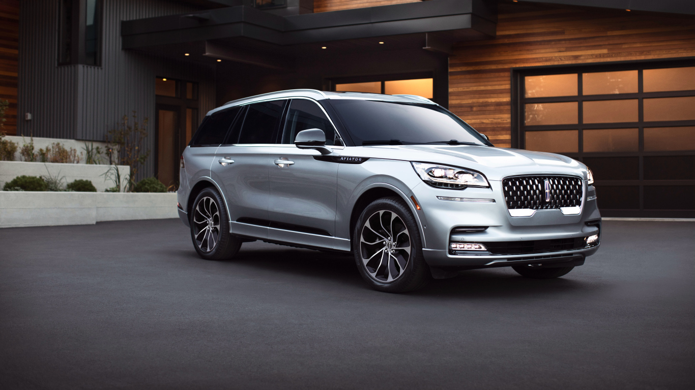 Серебристый внедорожник Lincoln Aviator Grand Touring, 2020 года на фоне дома