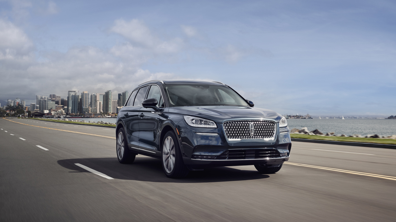 Стильный дорогой автомобиль Lincoln Corsair на дороге 