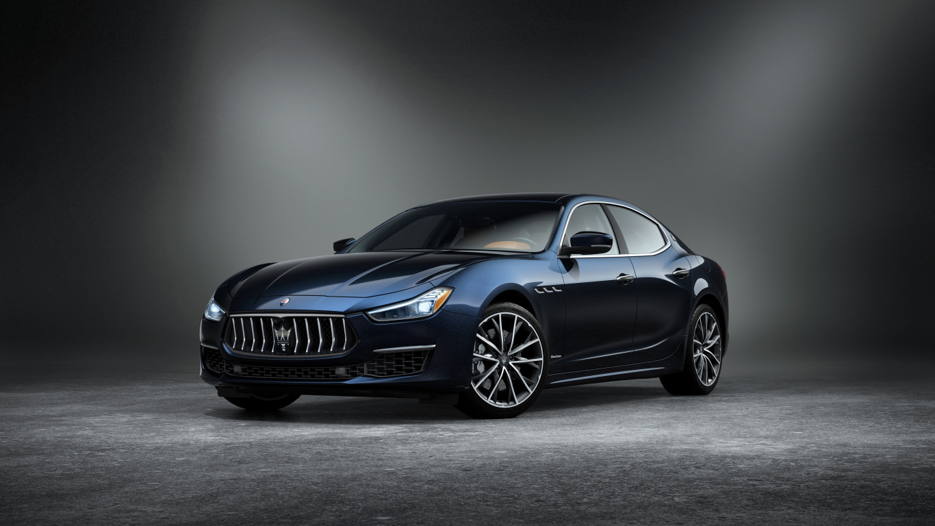 Автомобиль Maserati Ghibli GranLusso, 2019 года на сером фоне