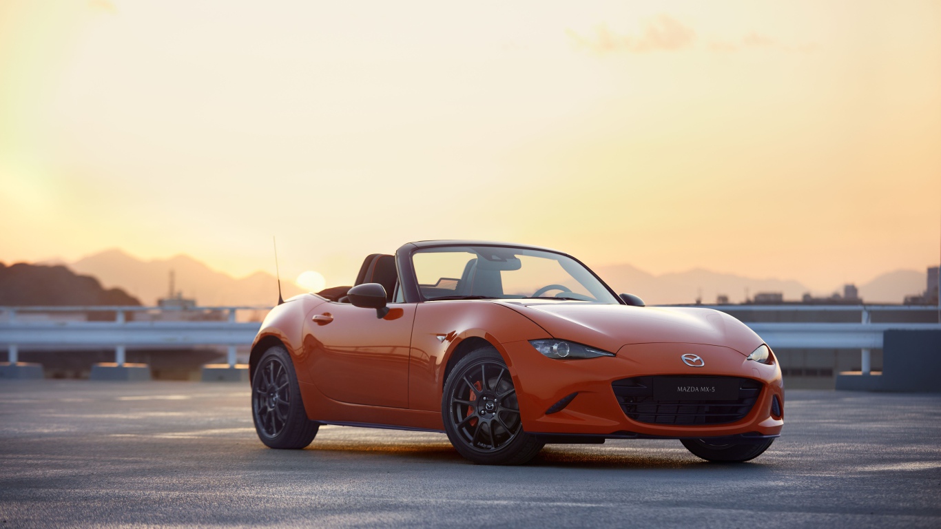 Красный автомобиль Mazda MX-5 на фоне неба