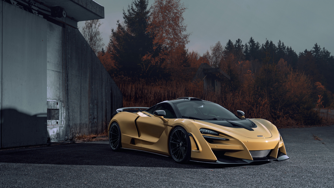 Дорогой автомобиль McLaren 720S у железных ворот