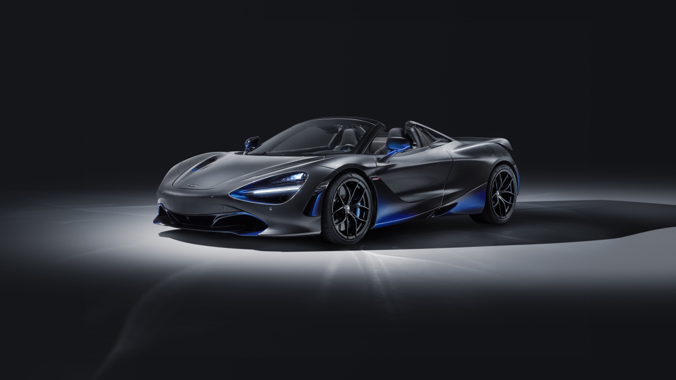 Серебристый автомобиль McLaren 720S Spider, 2019 года 