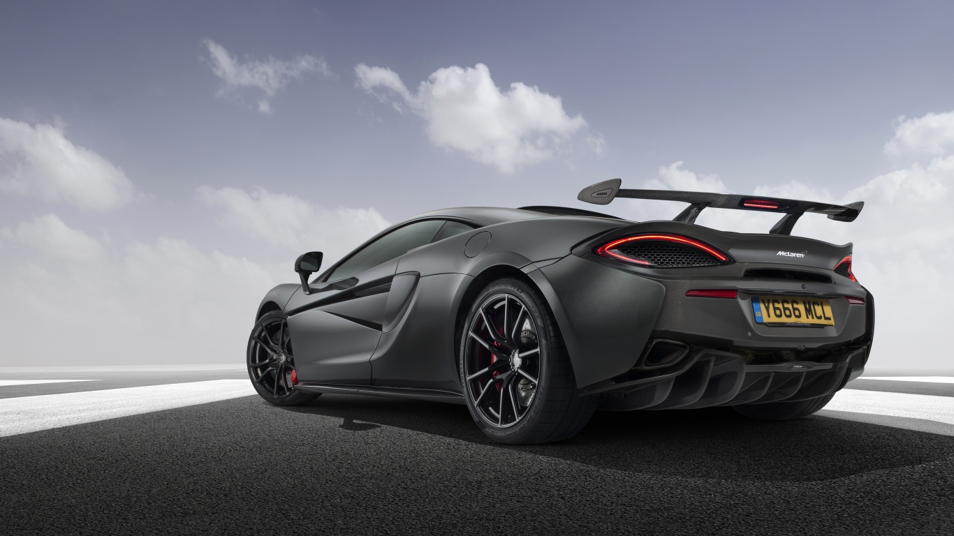 Серебристый автомобиль McLaren 720S вид сзади