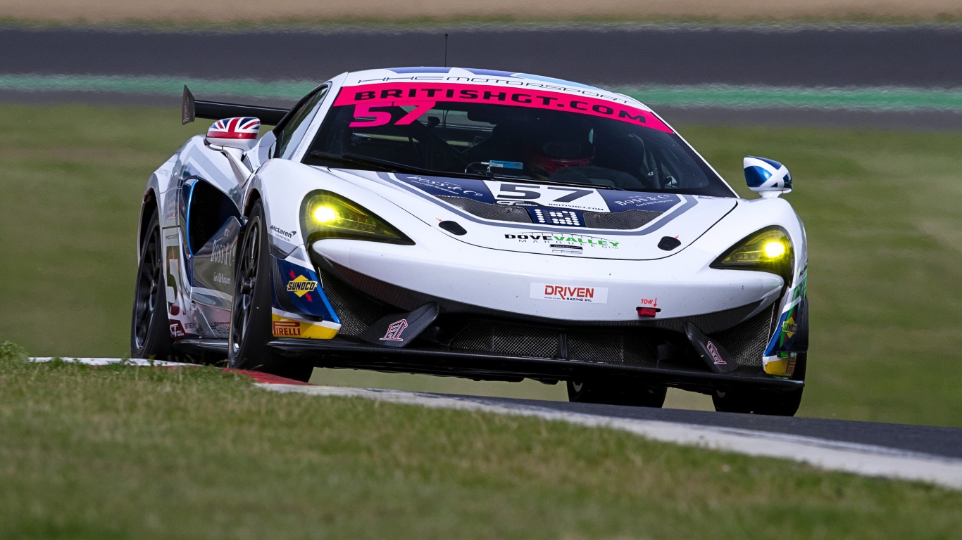 Спортивный автомобиль McLaren 720S GT3 на гоночной трассе