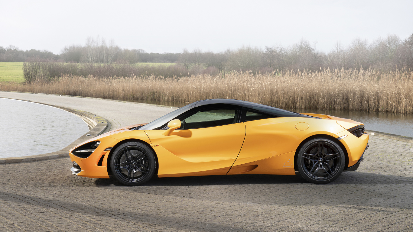 Желтый спортивный автомобиль McLaren MSO 720S Spa, 2019 года у воды