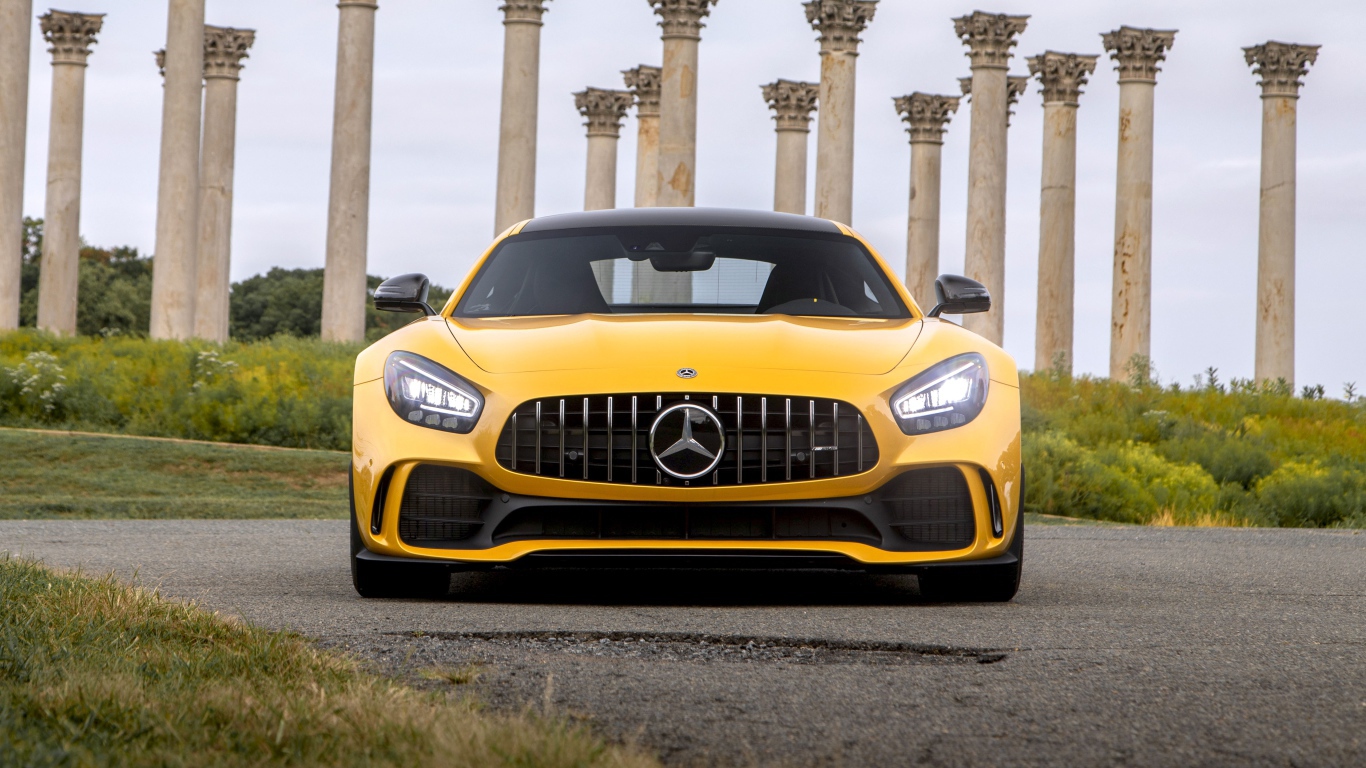 Автомобиль  Mercedes-AMG GT R, 2020 года на фоне колонн 