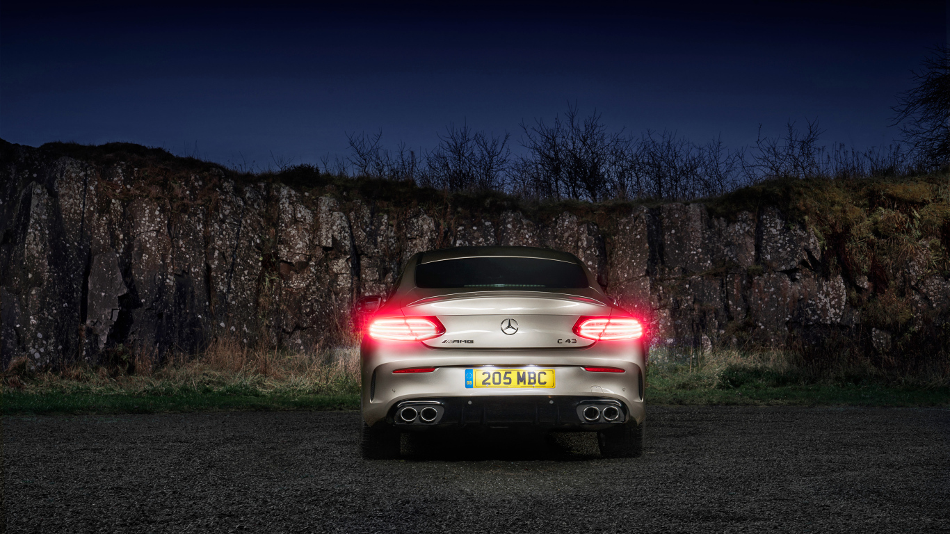 Автомобиль Mercedes-AMG C 43, 2019  года вид сзади