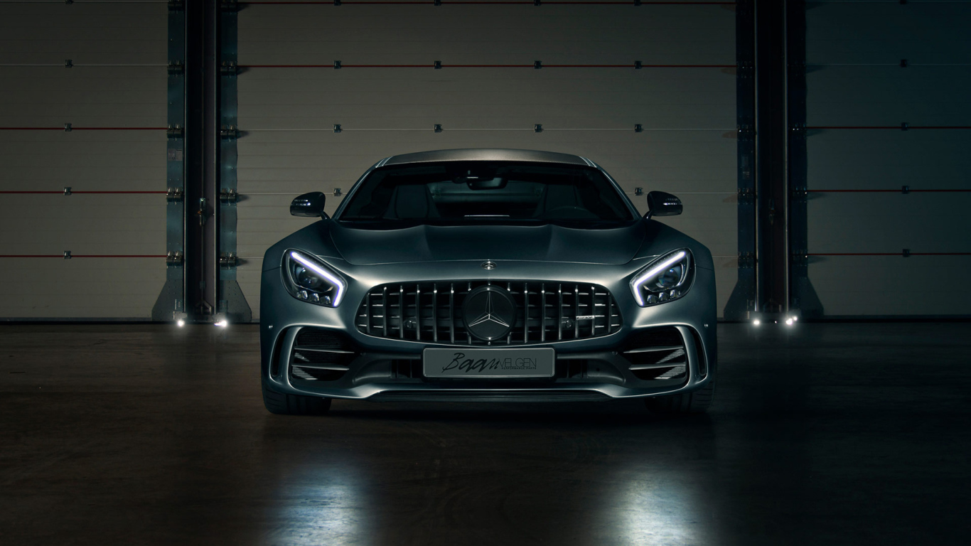 Серебристый автомобиль Mercedes-AMG GT R ADV1 вид спереди