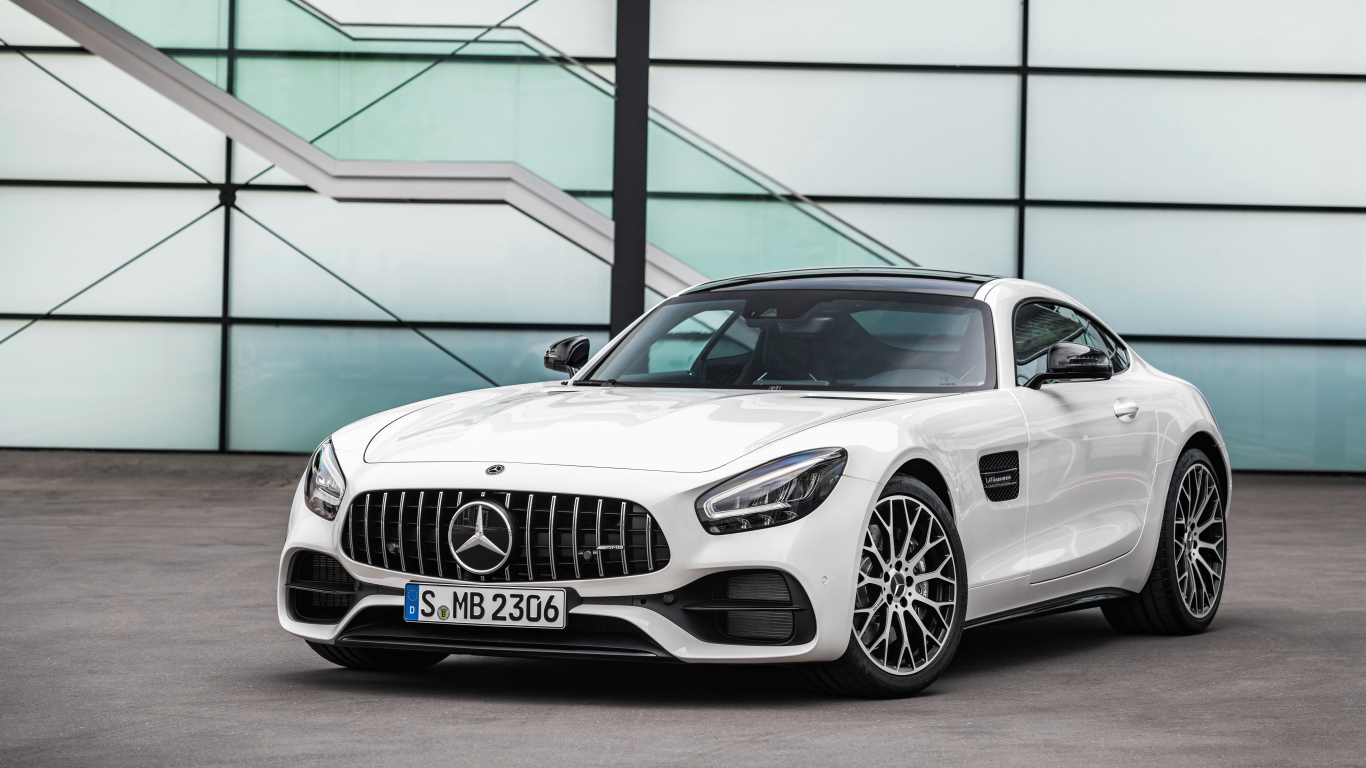 Белый автомобиль Mercedes-AMG GT 2019 года 