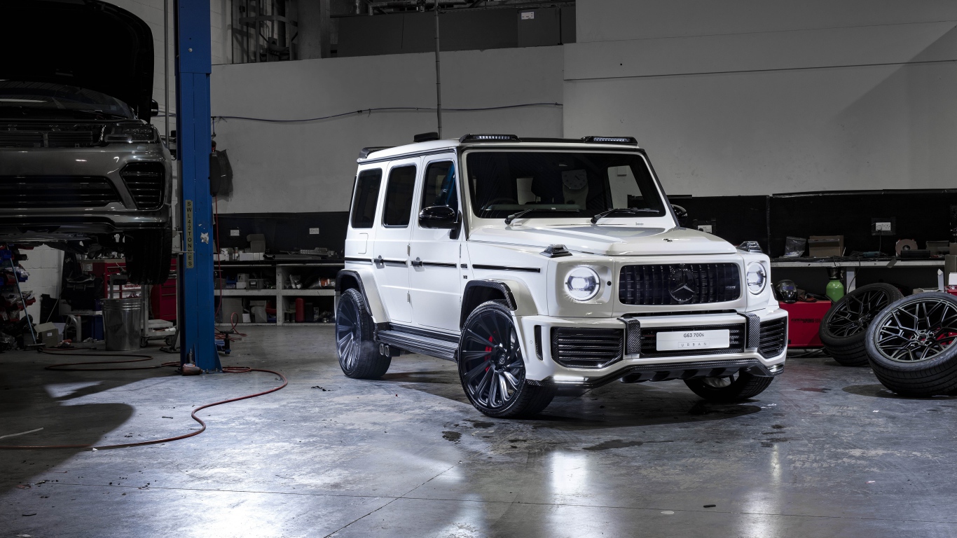 Белый внедорожник Mercedes-AMG G 63,  2019 года в гараже