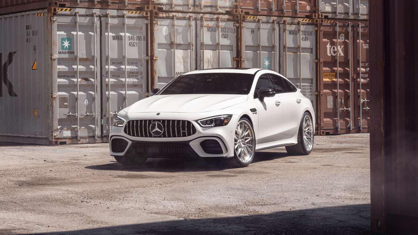 Белый автомобиль Mercedes-AMG GT 63 S стоит у контейнеров