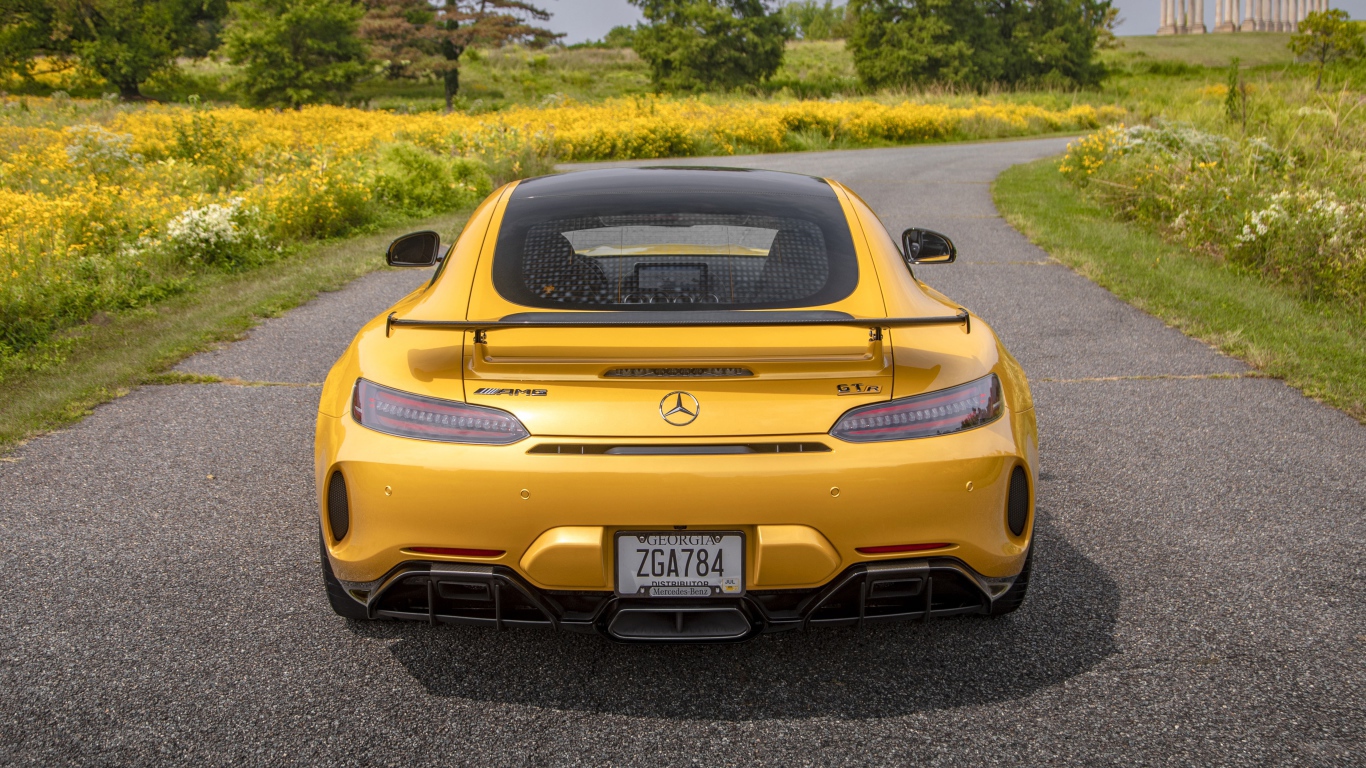 Желтый автомобиль  Mercedes-AMG GT R, 2020 года вид сзади